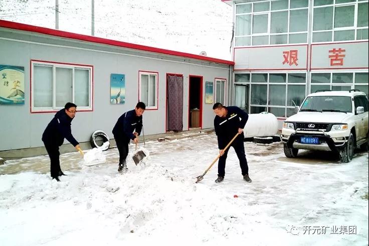 人間四月芳菲盡，山中春雪還復(fù)來(lái)